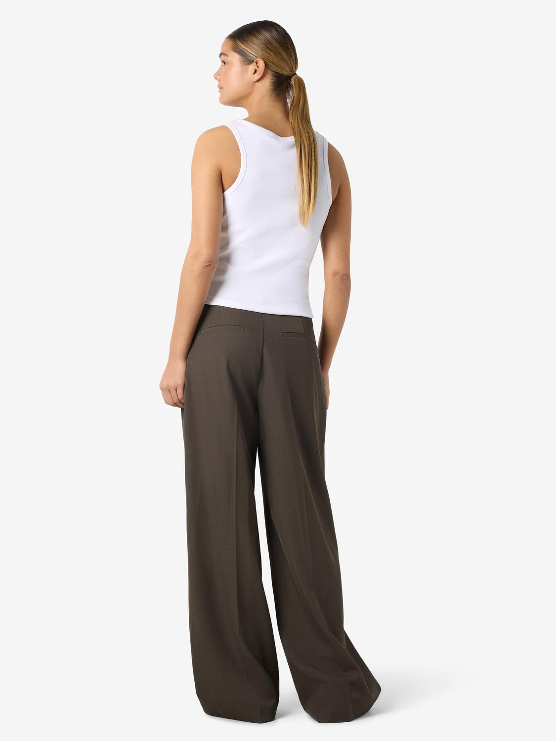 model_shot-front_full